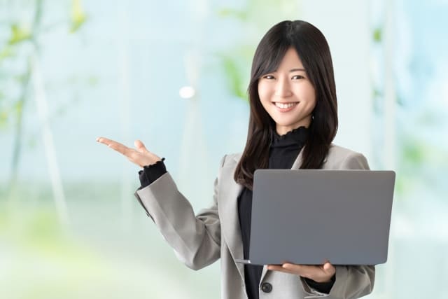 笑顔で説明する女性