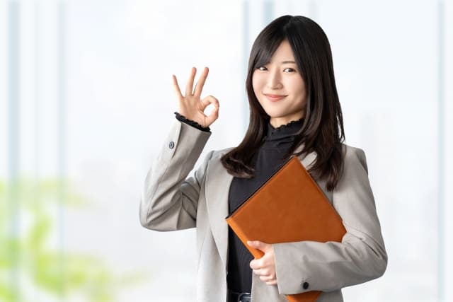 OKサインを出す女性
